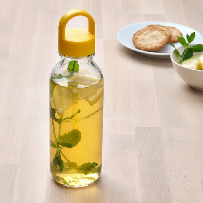 formskoen water bottle clear glass yellow 0985591 pe816693 s5 - بطری آب شیشه ای ایکیا مدل FORMSKÖN کد 704.972.28