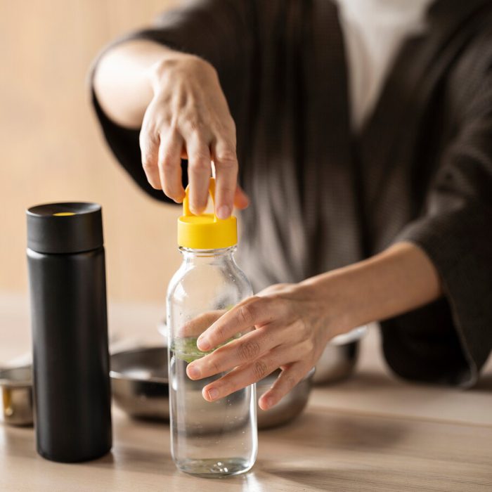 formskoen water bottle clear glass yellow 1042465 pe841408 s5 - بطری آب شیشه ای ایکیا مدل FORMSKÖN کد 704.972.28